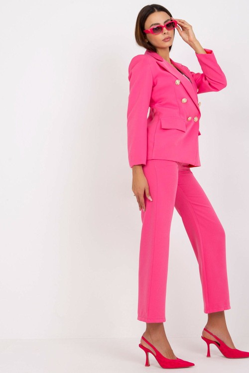 Różowa marynarka w stylu power dressing lat 80
