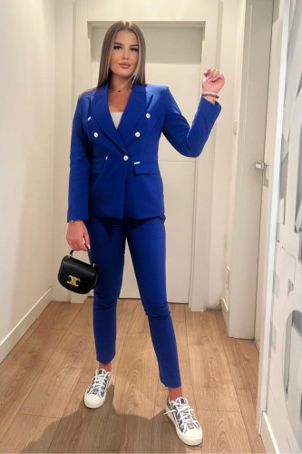 Elegancka granatowa marynarka w stylu power dressing