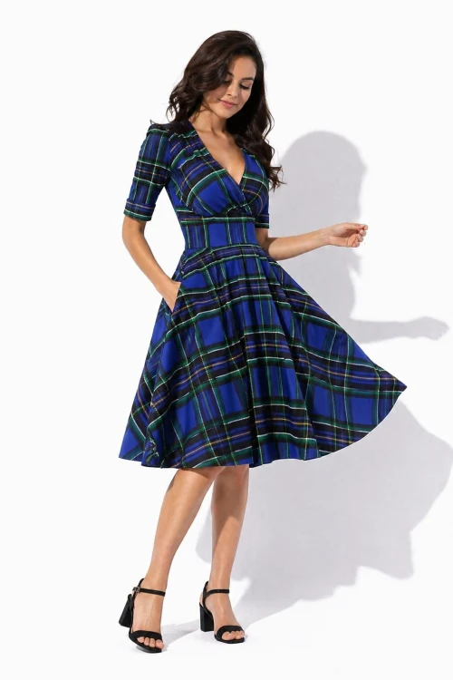 Niebieska Rozkloszowana Sukienka Retro Vintage 50s w Kratę Szkocką z Dekoltem V (2).png